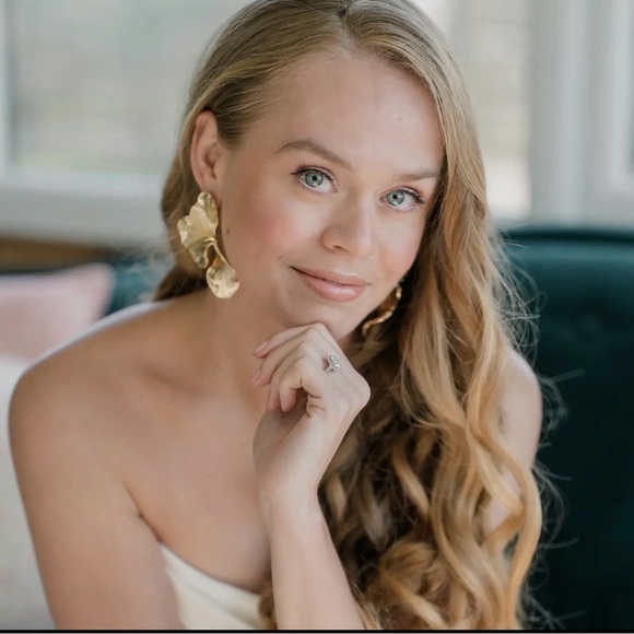 Designer Gold Statement Flower Earrings UK Designer Brand New/Never Worn or Used - Picture 3 of 7